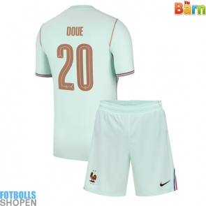 Billiga Frankrike Desire Doue #20 Bortatröja Barn VM 2026 Kortärmad (+ Korta byxor)